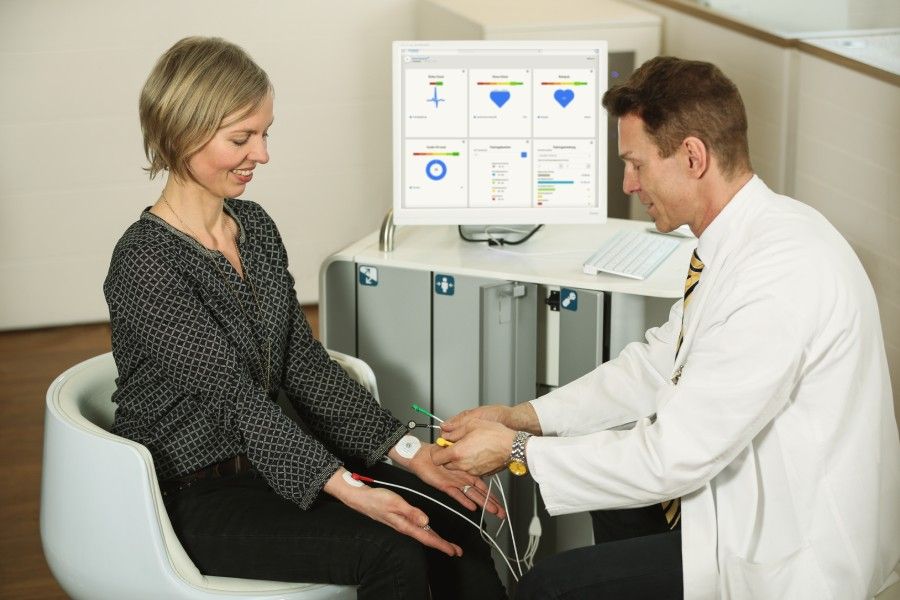 Lekarz omawiający wyniki diagnostyki z pacjentem